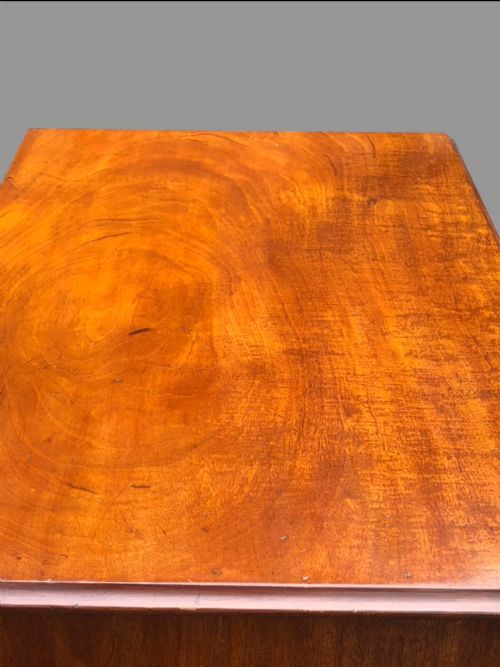 A MID 18TH CENTURY MAHOGANY KNEEHOLE DESK - ADDITIONAL PHOTO 5