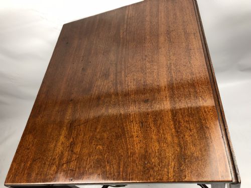 A CHARMING MID 18TH CENTURY MAHOGANY DROPLEAF TABLE OF SMALL PROPORTIONS WITH FITTED DRAWER - ADDITIONAL PHOTO 1