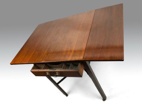 A CHARMING MID 18TH CENTURY MAHOGANY DROPLEAF TABLE OF SMALL PROPORTIONS WITH FITTED DRAWER - ADDITIONAL PHOTO 2