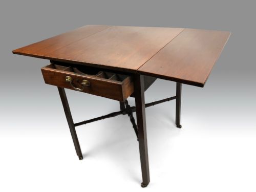 A CHARMING MID 18TH CENTURY MAHOGANY DROPLEAF TABLE OF SMALL PROPORTIONS WITH FITTED DRAWER - ADDITIONAL PHOTO 3