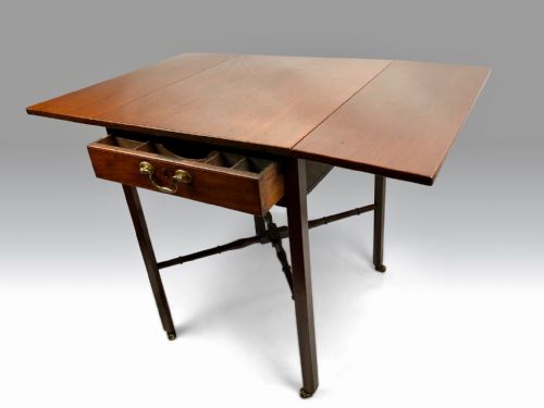 A CHARMING MID 18TH CENTURY MAHOGANY DROPLEAF TABLE OF SMALL PROPORTIONS WITH FITTED DRAWER - ADDITIONAL PHOTO 4