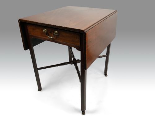 A CHARMING MID 18TH CENTURY MAHOGANY DROPLEAF TABLE OF SMALL PROPORTIONS WITH FITTED DRAWER - ADDITIONAL PHOTO 5