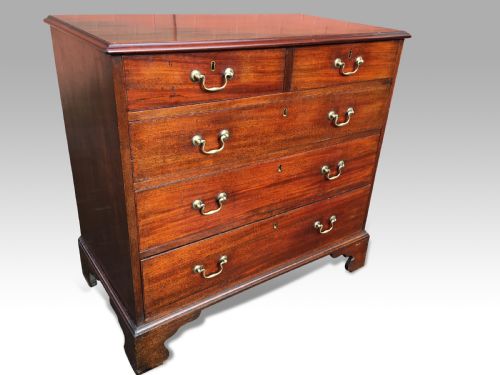 A GEORGE III MAHOGANY CHEST OF DRAWERS - ADDITIONAL PHOTO 2