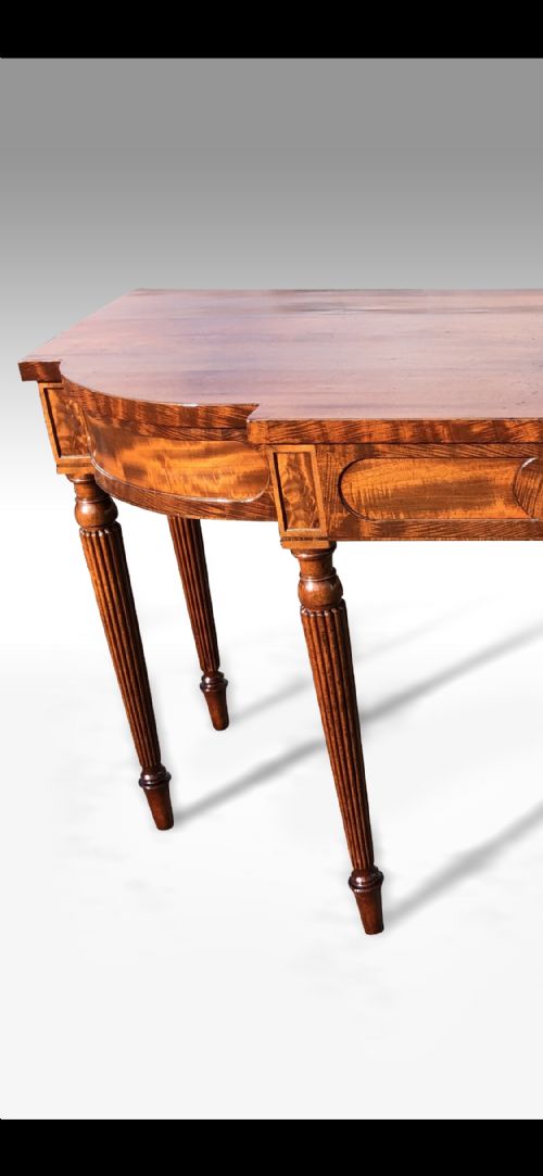 A WONDERFUL GEORGE III MAHOGANY BREAKFRONT SERVING TABLE IN THE MANNER OF GILLOWS - ADDITIONAL PHOTO 4
