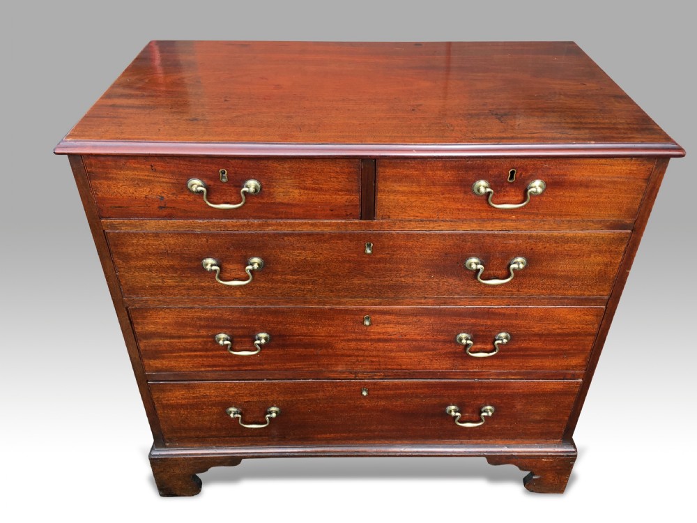 A GEORGE III MAHOGANY CHEST OF DRAWERS.