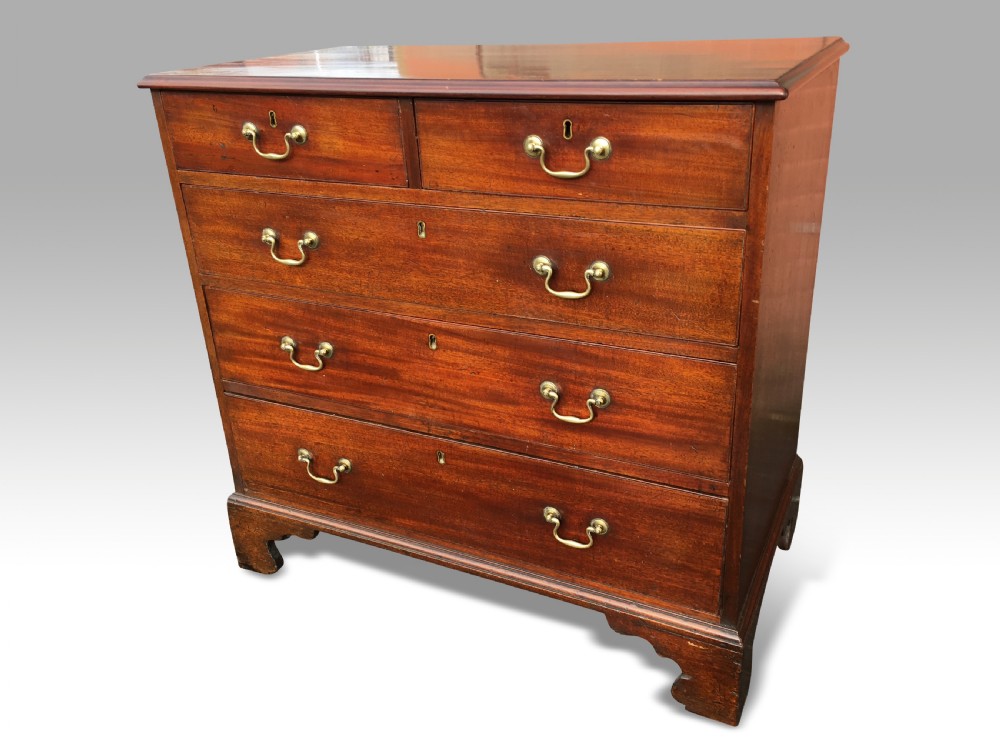 A GEORGE III MAHOGANY CHEST OF DRAWERS. View II