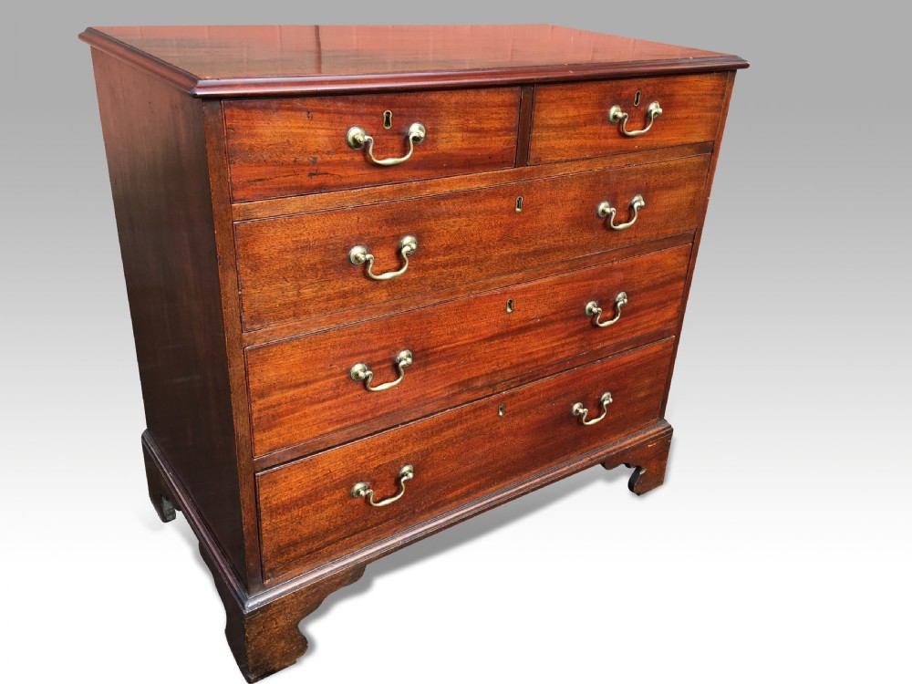A GEORGE III MAHOGANY CHEST OF DRAWERS. View III