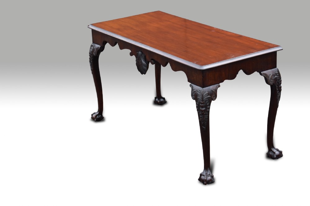 AN IRISH MID 18th CENTURY MAHOGANY SIDE TABLE. View II