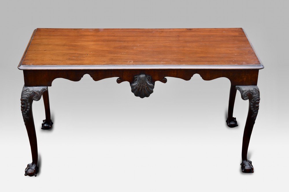 AN IRISH MID 18th CENTURY MAHOGANY SIDE TABLE.