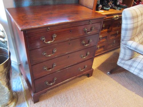Small Mid Georgian Mahogany Bachelors Chest