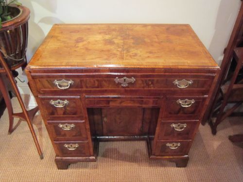 Fine Early Georgian Walnut Kneehole Desk