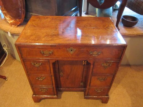 Fine Early Georgian Walnut Kneehole Desk