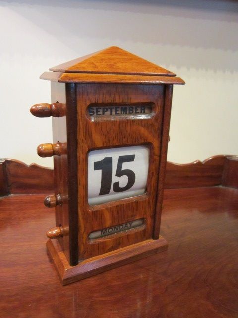Edwardian Polished Oak Desk Calendar