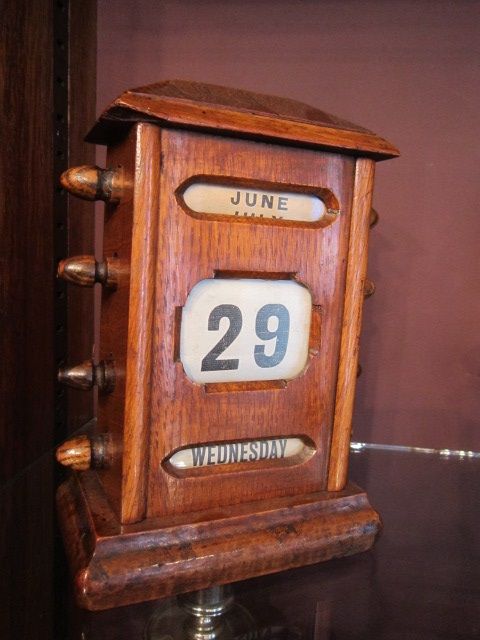 Small Edwardian Polished Oak Desk Calendar