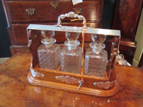 Excellent Late Victorian Polished Oak Tantalus