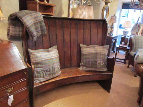 Superb Mid Georgian Elm Curved Back 'Tavern' Settle