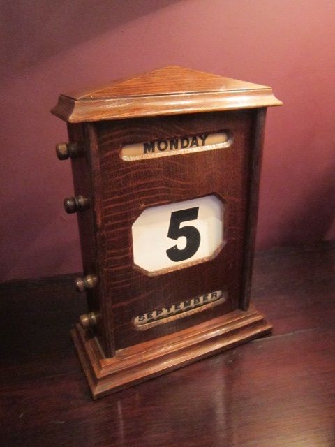 Edwardian Polished Oak Perpetual Desk Calendar