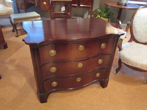 Fine George III Mahogany Serpentine Dressing Chest