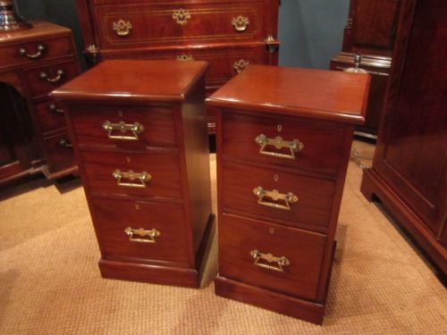 High Quality Pair of Victorian Mahogany Pedestals