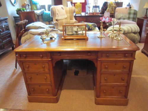Top Quality Victorian Polished Oak Pedestal Desk