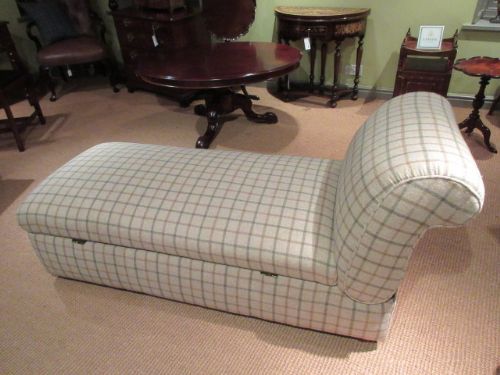 Top Quality Victorian Upholstered Ottoman Day Bed