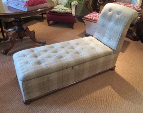 Top Quality Victorian Upholstered Ottoman Day Bed
