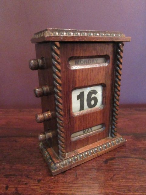 Edwardian Polished Oak Perpetual Desk Calendar