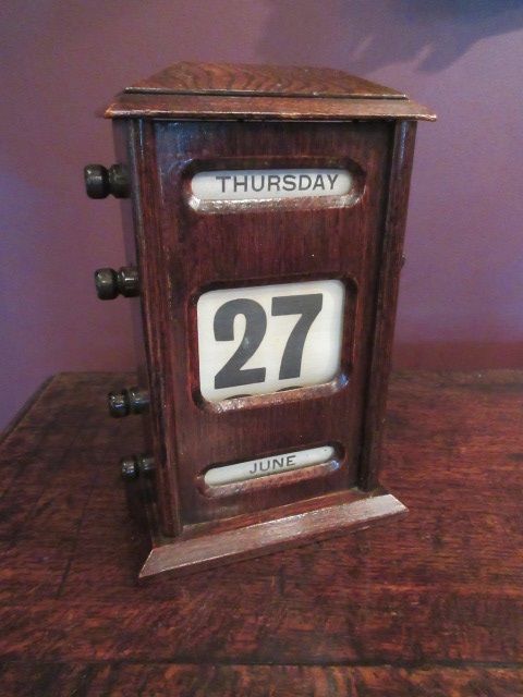 Edwardian Period Polished Oak Desk Calendar