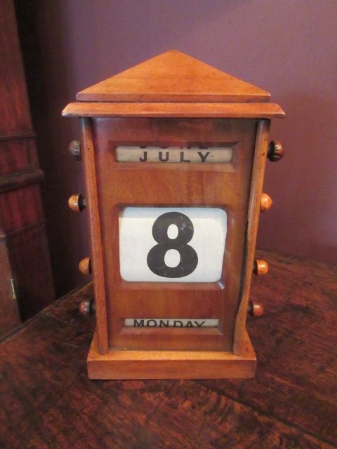 High Quality Victorian Walnut Perpetual Desk Calendar