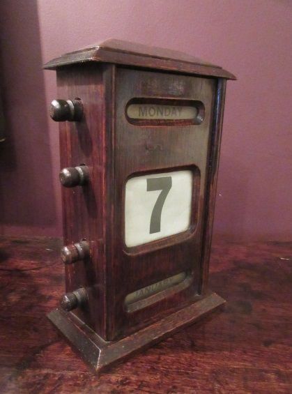 Edwardian Period Polished Oak Desk Calendar