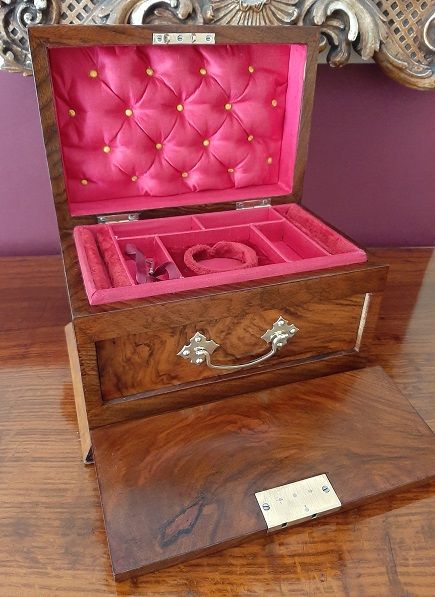 Superb Mid Victorian Antique Walnut Jewellery Box