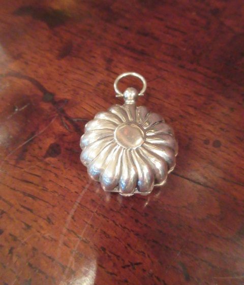 Antique Silver 'Clam Shell' Sovereign Case