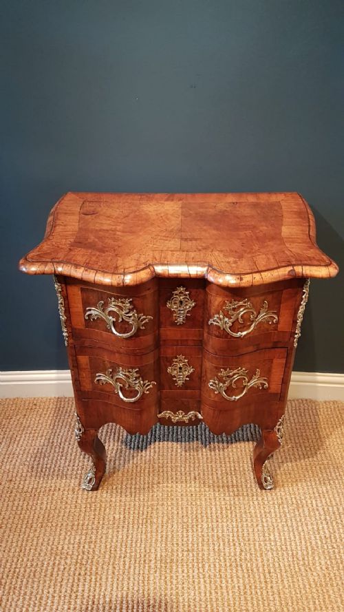 Victorian Walnut Serpentine Fronted Chest of Drawers