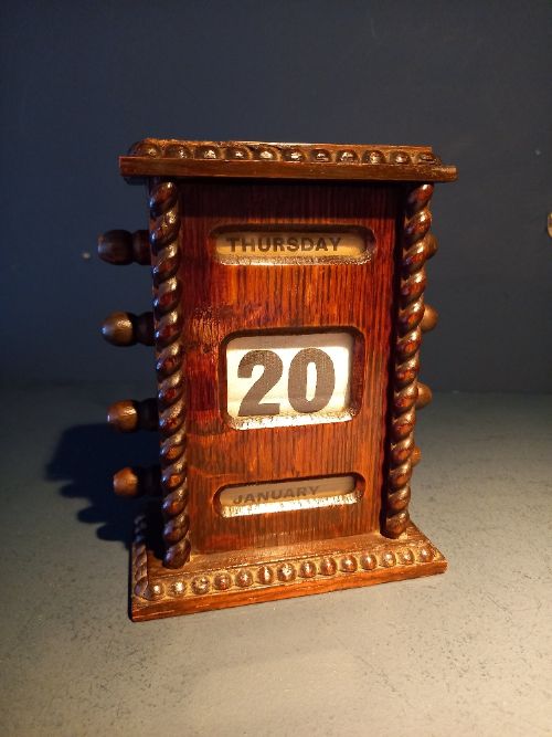 Antique Polished Oak Perpetual Desk Calendar