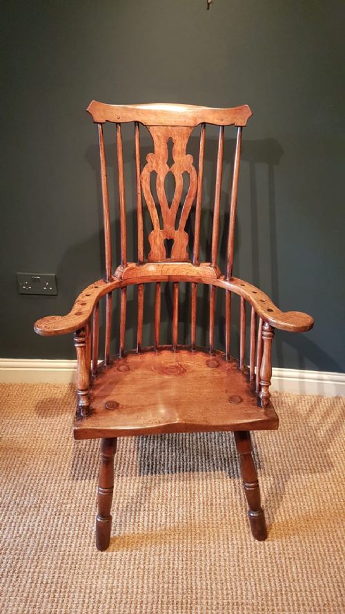 Georgian Walnut Comb Back Windsor Chair