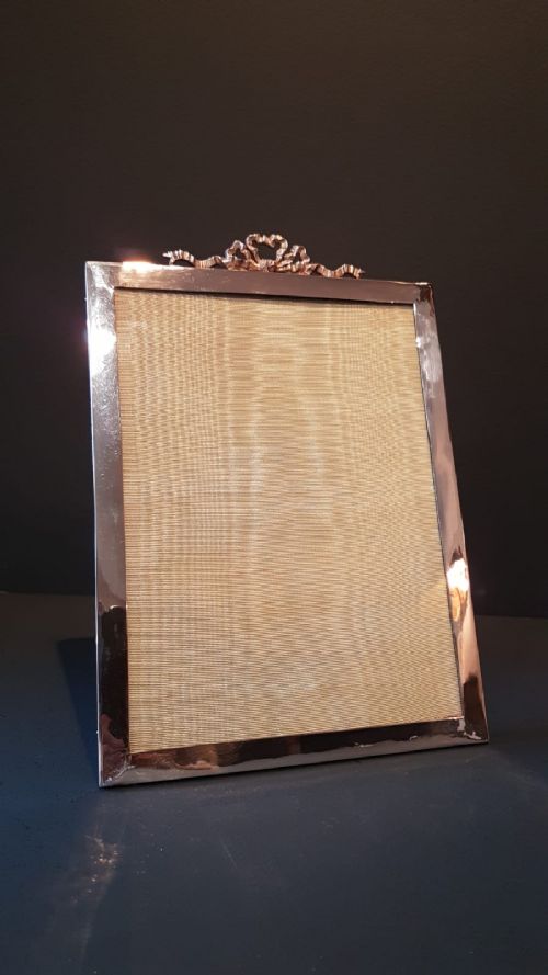 Silver Frame with Ribbon Crest