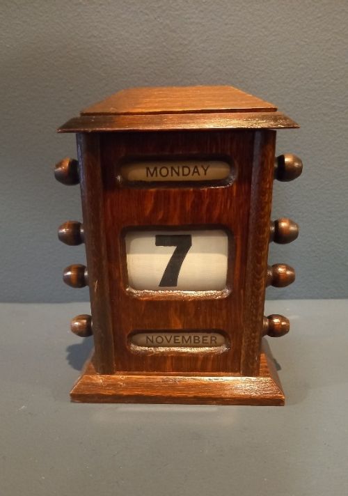 Antique Polished Oak Perpetual Desk Calendar