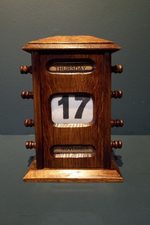 Antique Polished Oak Perpetual Desk Calendar