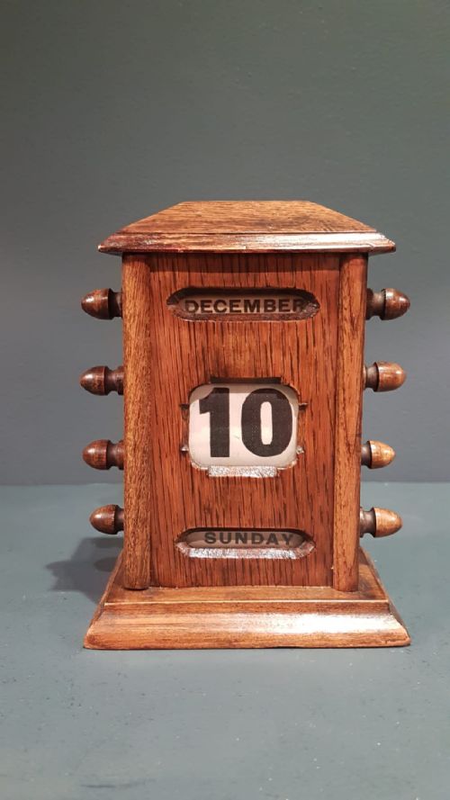 Victorian Oak Perpetual Desk Calendar