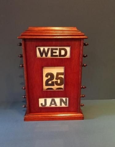 18" Edwardian Perpetual Desk Calendar