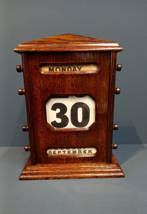 Edwardian Polished Oak Perpetual Desk Calendar