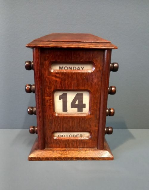 Edwardian Polished Oak Perpetual Desk Calendar