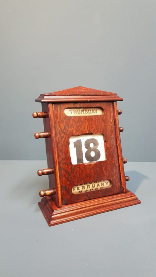 Large Victorian Reclined Perpetual Desk Calendar