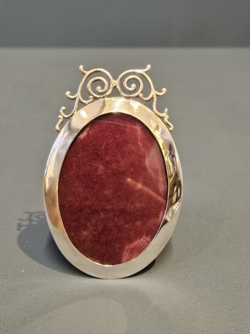 Small Oval Silver Photo Frame with Wirework Crest