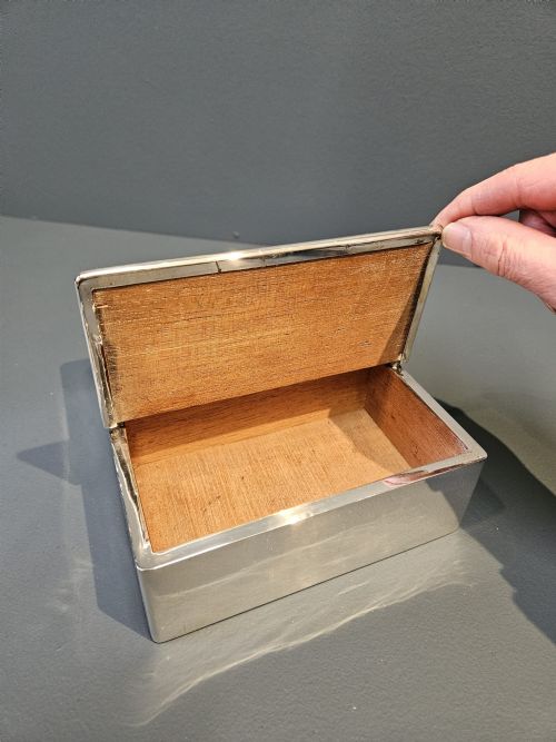 LARGE VICTORIAN SILVER CIGAR BOX - ADDITIONAL PHOTO 6