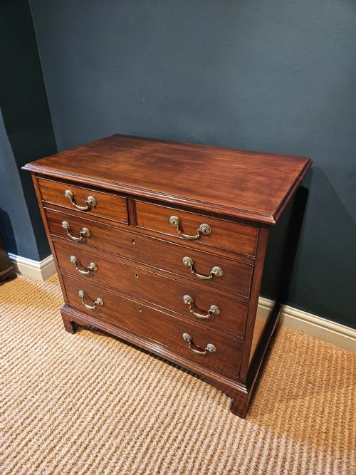 SMALL GEORGE III MAHOGANY CHEST OF DRAWERS - ADDITIONAL PHOTO 1