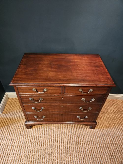 SMALL GEORGE III MAHOGANY CHEST OF DRAWERS - ADDITIONAL PHOTO 2