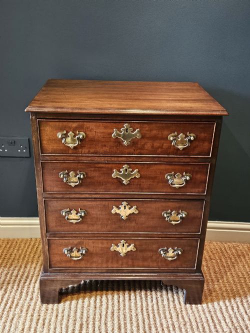 Small George III Mahogany Chest of Drawers by Gillows