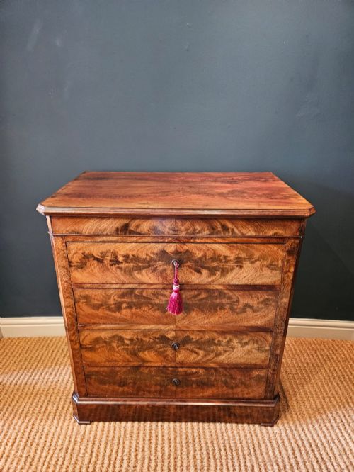 FINE QUALITY VICTORIAN FIGURED MAHOGANY BIEDERMEIER CHEST OF DRAWERS
