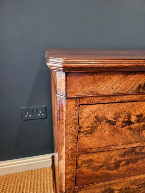 FINE QUALITY VICTORIAN FIGURED MAHOGANY BIEDERMEIER CHEST OF DRAWERS - ADDITIONAL PHOTO 2